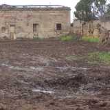 Uno degli antichi caseggiati presenti nell'area in cui � stato trovato il sito neolitico: sono evidenti, sullo spiazzo antistante, i lavori di livellamento operati dalle ruspe della ditta costruttrice delle villette